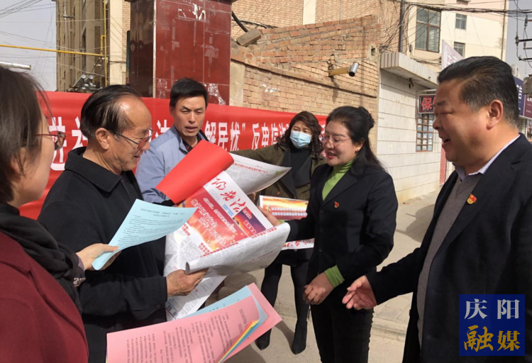慶陽市司法局在合水縣老城鎮(zhèn)開展送法下鄉(xiāng)活動(dòng)。
