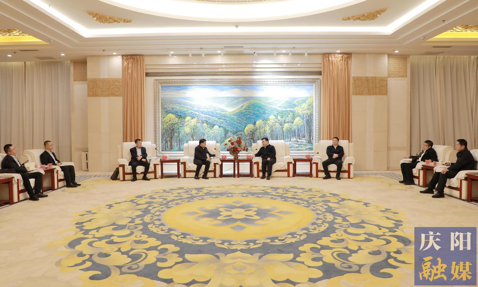 黃澤元周繼軍與中國農(nóng)業(yè)銀行甘肅省分行黨委書記、行長吳崗一行座談